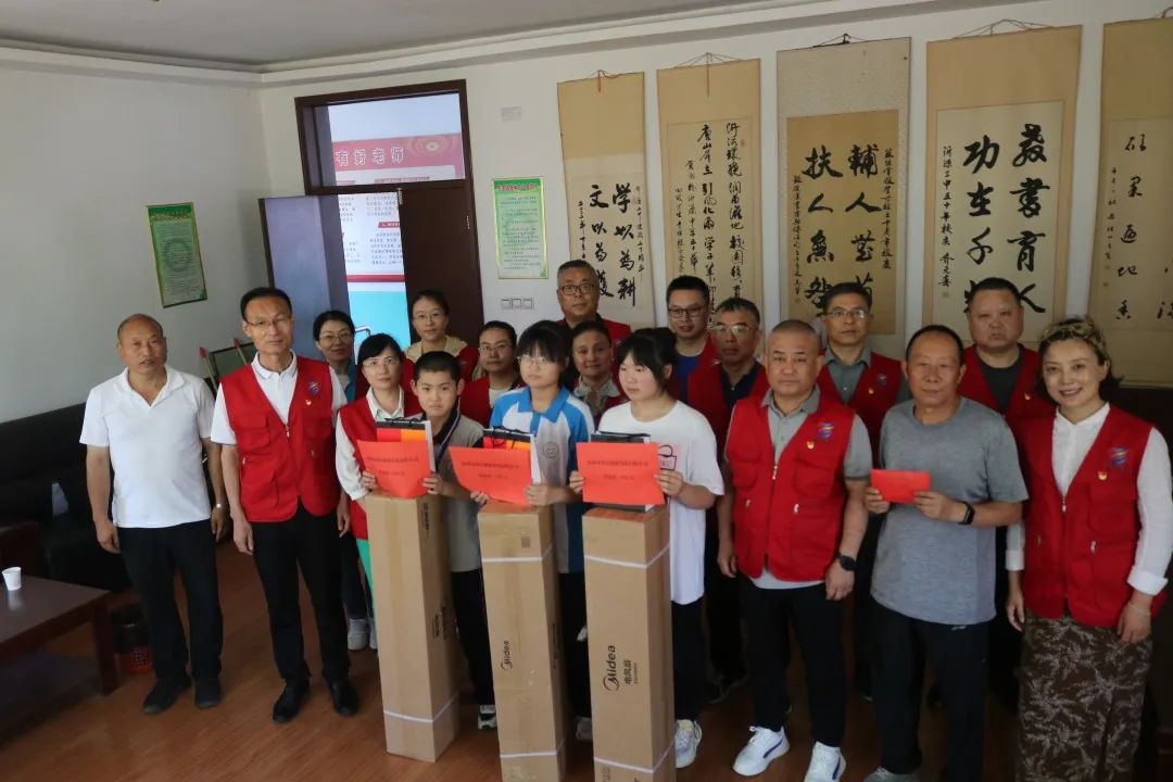 1659411022909253.jpg 與孩子合影.jpg